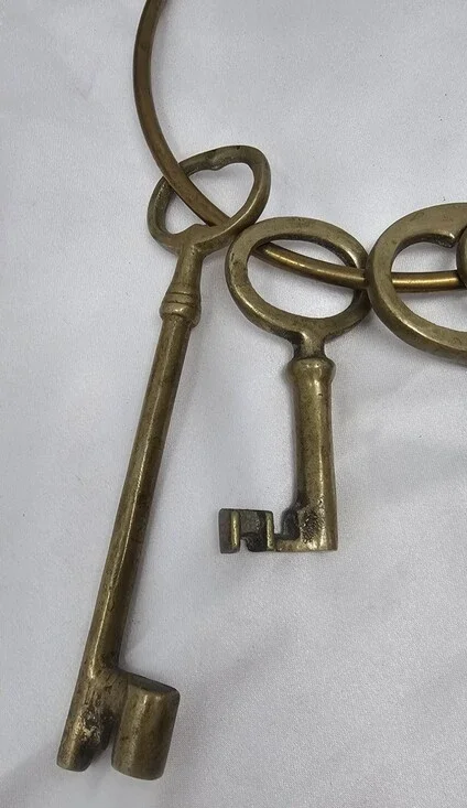 Vtg 5 Large Brass Skeleton Keys Ring Prop Jail Prison Gate Decorative Victorian - Picture 7 of 11